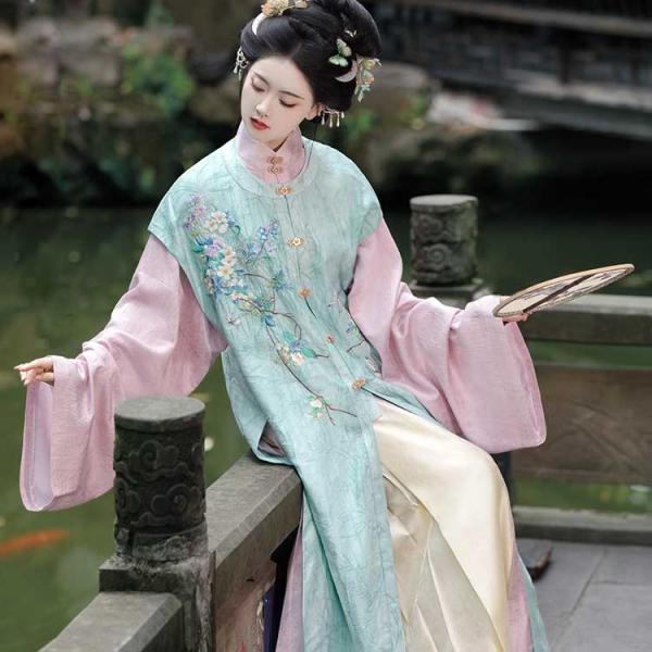 明制刺繍レディース漢服 【重回汉唐云蕊衔芳】