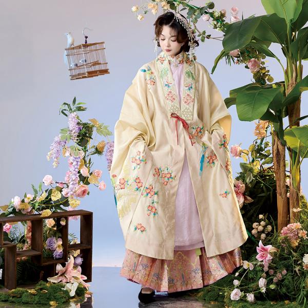 晩明漢服 披風・立ち襟大襟袄・馬面裙 刺繍が彩る春の伝統装　花朝记｜花间灵玑鹦鹉