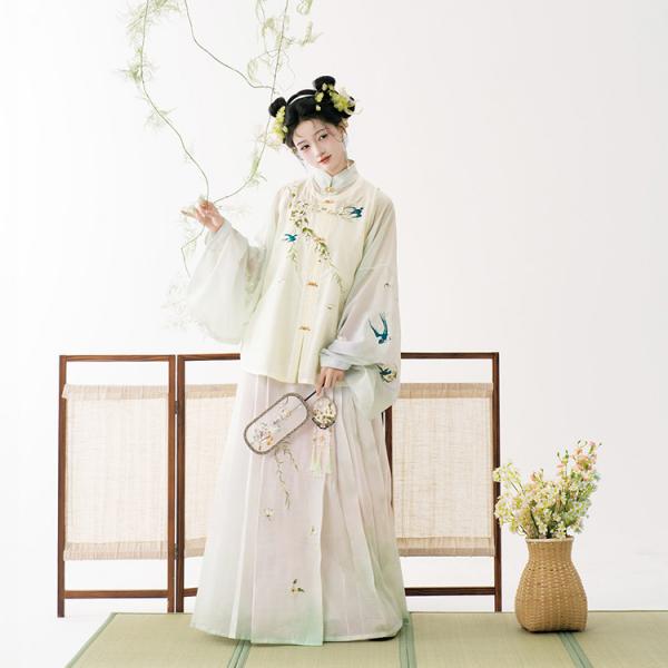 明制花柄刺繍漢服　 静还决 燕来时